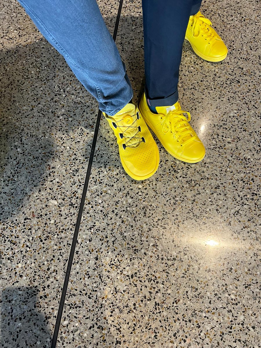 Linkbuildinghq's tweet image. Yellow strides are in at #MozCon! Looking classy as always @randfish and Alex Alexakis @PixelChefs!