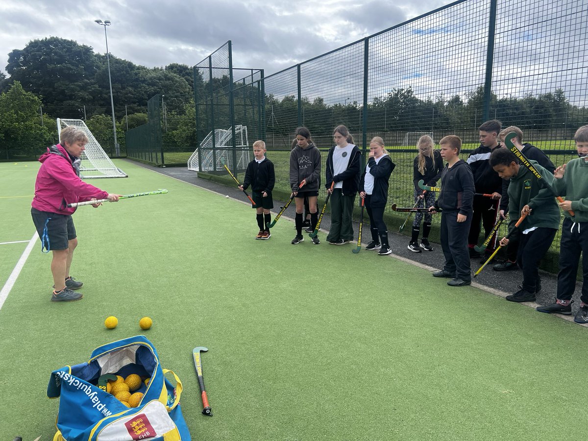 ErasmusDarwinPE's tweet photo. A brilliant afternoon with @HollyGrovePSch developing their hockey skills! Thank you to @CannockHC coach Jude for sharing her expertise. I think we will have some future hockey superstars at EDA in a few years! Also a big well done and thank you to our Y10 leaders! https://t.co/nCgdER1gpA