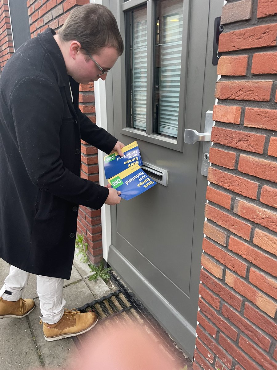 D66VHL's tweet photo. Het campagneteam was vandaag in het jongste dorp van Nederland. Donderdag kun je stemmen. Kies voor een sterk Europa. Voor Nederland. Stem D66. https://t.co/K8x7buWHYK