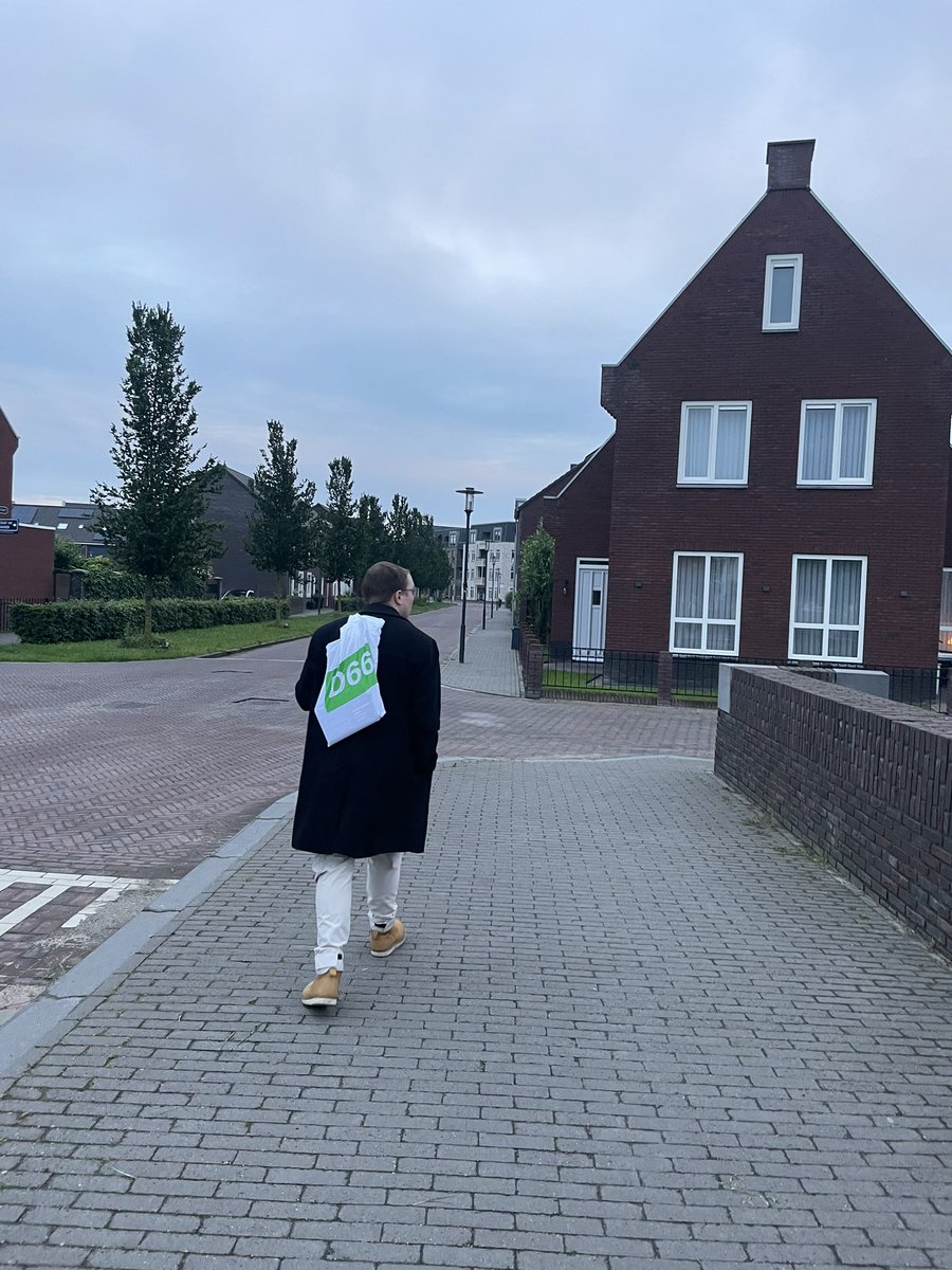 Het campagneteam was vandaag in het jongste dorp van Nederland. Donderdag kun je stemmen. Kies voor een sterk Europa. Voor Nederland. Stem D66.