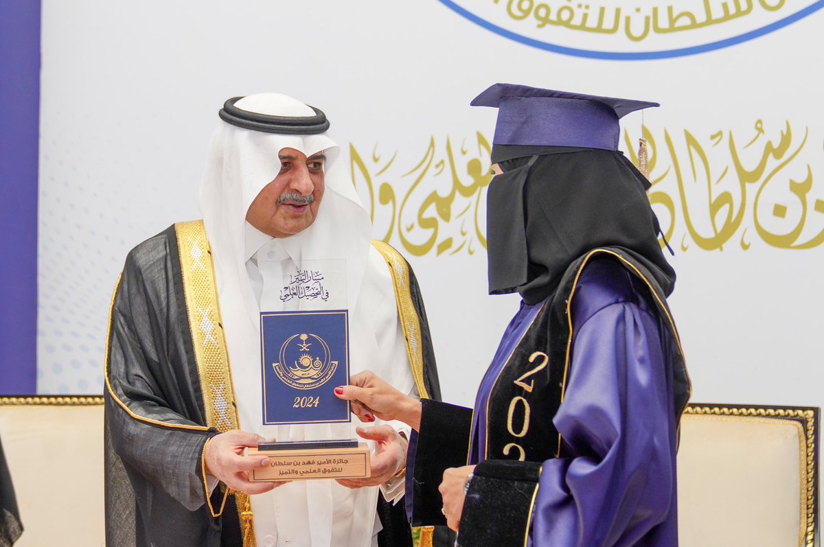 TabukPrincipal's tweet photo. سمو #أمير_منطقة_تبوك الأمير #فهد_بن_سلطان_بن_عبدالعزيز 
خلال رعايته حفل جائزة سموه للتفوق العلمي والتميز في عامها الـ 37 https://t.co/eTiccU9aKh