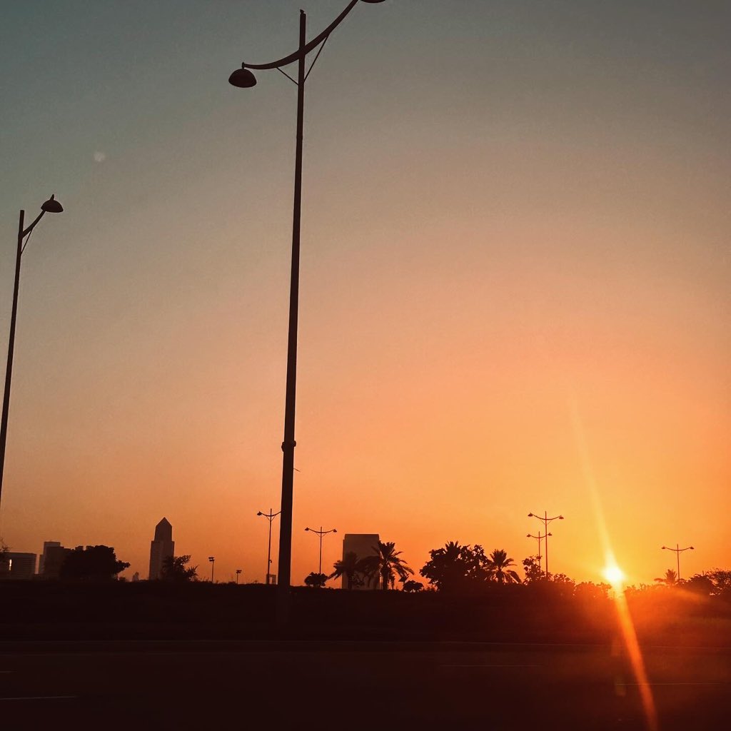 A reminder to reflect on the day with gratitude and look forward to tomorrow with hope🩵