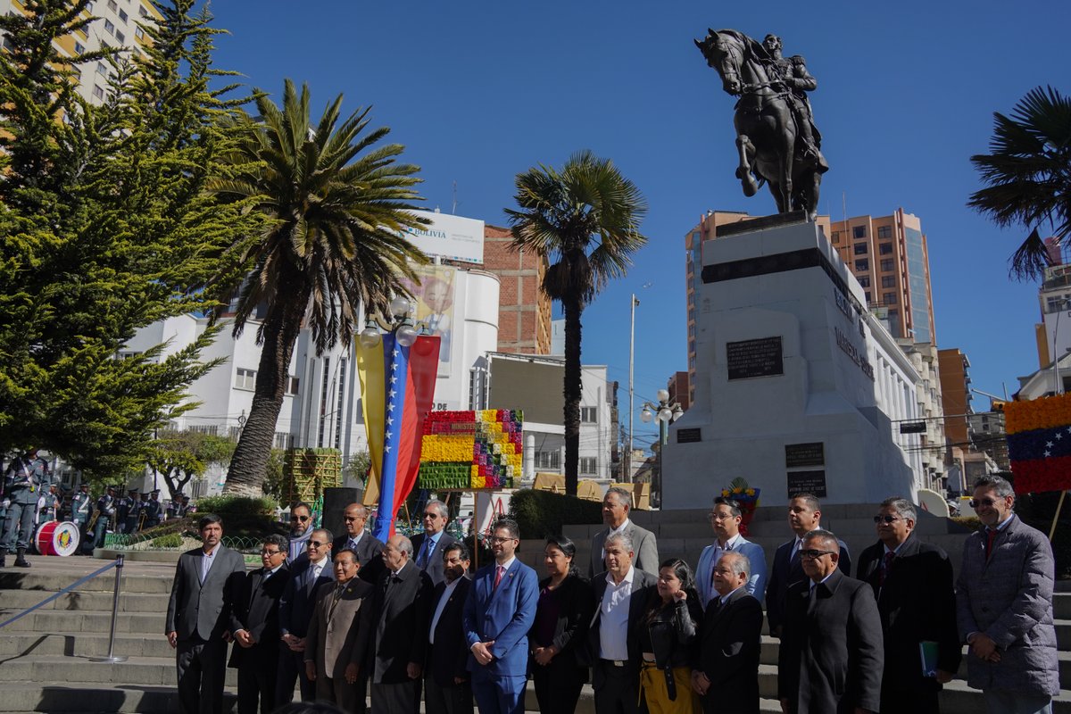 En conmemoración de los 194 años del paso a la inmortalidad del Gran Mariscal de Ayacucho “Antonio José de Sucre”, el <a href="/MRE_Bolivia/">Cancillería de Bolivia 🇧🇴</a>  participó de la ofrenda floral que se llevó a cabo en la Plaza del Estudiante de la ciudad de La Paz.

#DiplomaciaDeLosPueblos
#PorLaVida