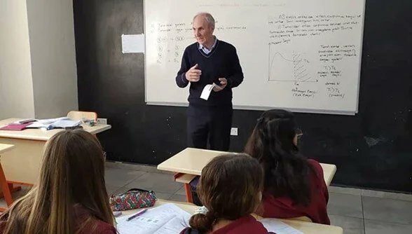 🔔 | Bu ülkede bir Iraklı sığınmacı, Okul müdürünü 3 el ateş ederek öldürdü ve 1 günde unutuldu.