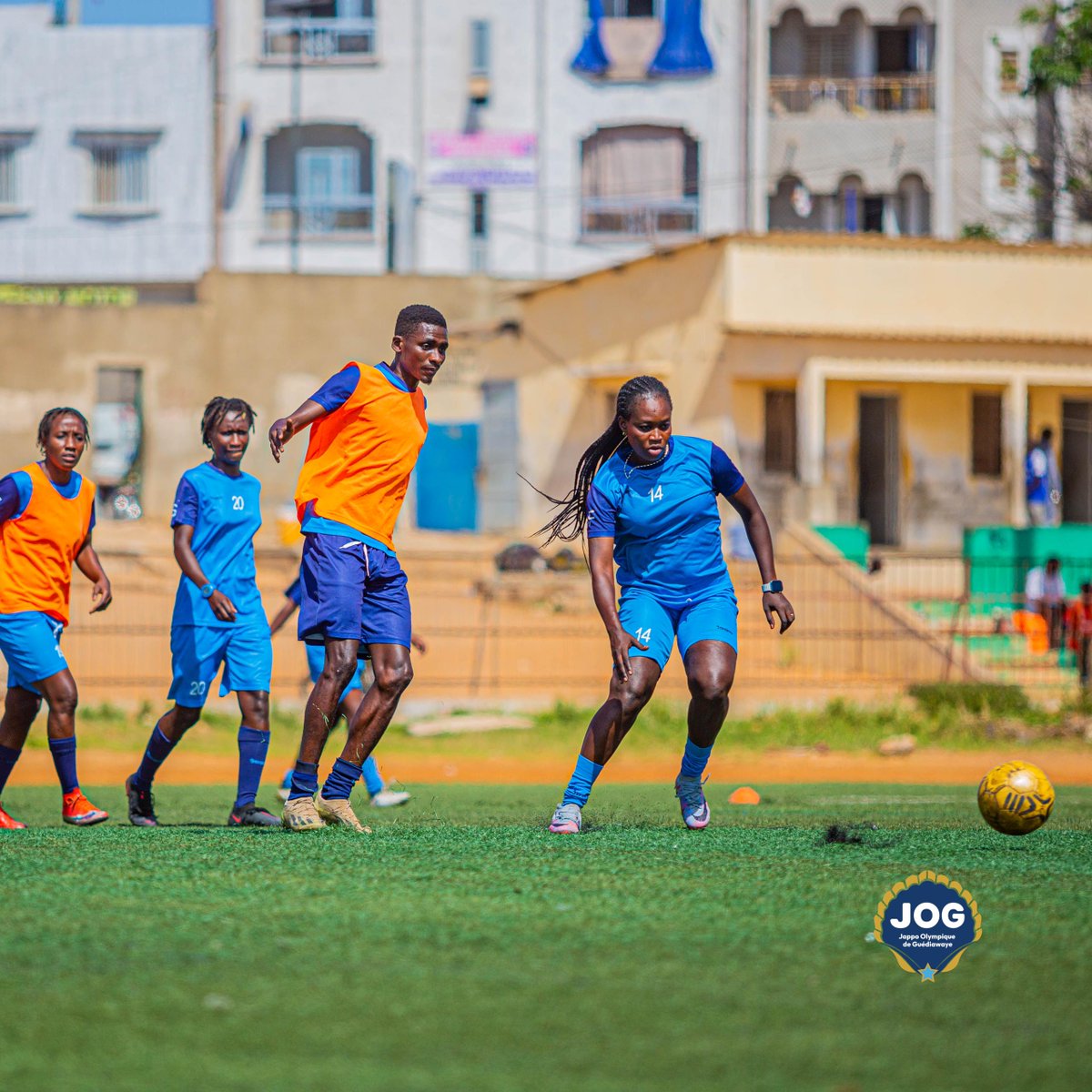 JOG_SPORTS's tweet image. Le ballon reste toujours au centre de l'attention...
🩵💛✌🏽⏳⚽️
#footlocal #jog