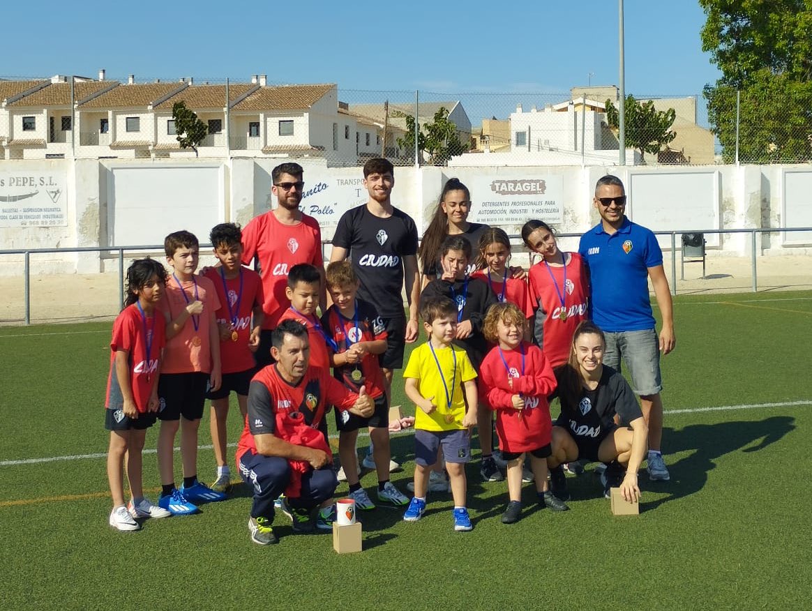 🏫 𝗘𝗦𝗖𝗨𝗘𝗟𝗔 𝗗𝗘𝗣𝗢𝗥𝗧𝗜𝗩𝗔

♥️ Finaliza la primera escuela deportiva del CAP Ciudad de Murcia, gracias al staff, niños y padres por hacerlo posible.

👋🏼¡Nos vemos la temporada que viene!

#RojinegroEsUnSentimiento #Ciudad2324 ♥️🖤