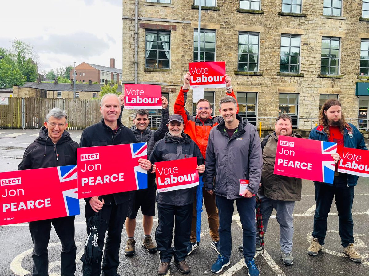 ♦️ 𝗚𝗟𝗢𝗦𝗦𝗢𝗣 𝗪𝗔𝗡𝗧𝗦 𝗖𝗛𝗔𝗡𝗚𝗘 ♦️

☔🌧️ Worth the drenching speaking to people in Glossop tonight.

💬 Lots of lovely chats with people eager to vote for <a href="/Jon4HighPeak/">Jon Pearce MP</a> on 4th July (or earlier via Postal Vote!).

Vote for change.🌹
Vote Jon Pearce.🌹
Vote Labour.🌹