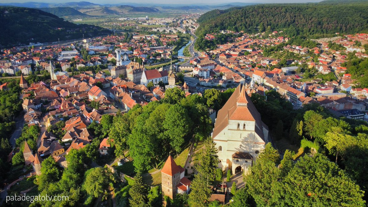 PataDeGatoTV's tweet photo. 😺 ¿Sabías que #Sighisoara es Patrimonio de la Humanidad? 

Prueba del ingenio medieval, su imponente torre del reloj custodia la entrada a esta bella ciudad amurallada, invitando a retroceder en el tiempo, explorar sus calles adoquinadas y coloridas casas.
#Rumanía #Viajes.  🇹🇩 https://t.co/Y35pOiTHNG