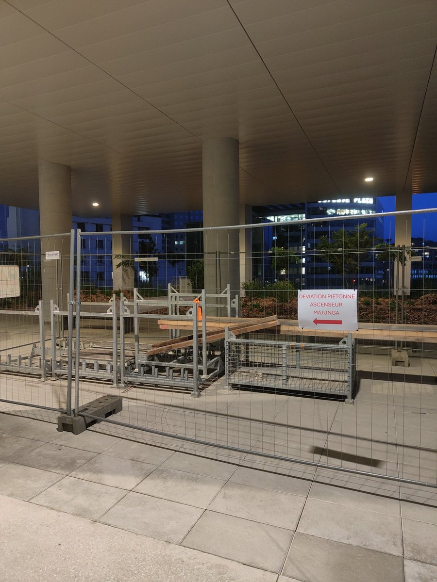 manadotcom's tweet photo. @ParisLaDefense Bonsoir, cet ascenseur ne fonctionne plus qu'avec une carte a badger a partir d'une certaine heure ? L'escalier à côté de la tour Eve étant condamné, comment descendre sur Puteaux le soir ? https://t.co/YzJJ69ZQf3