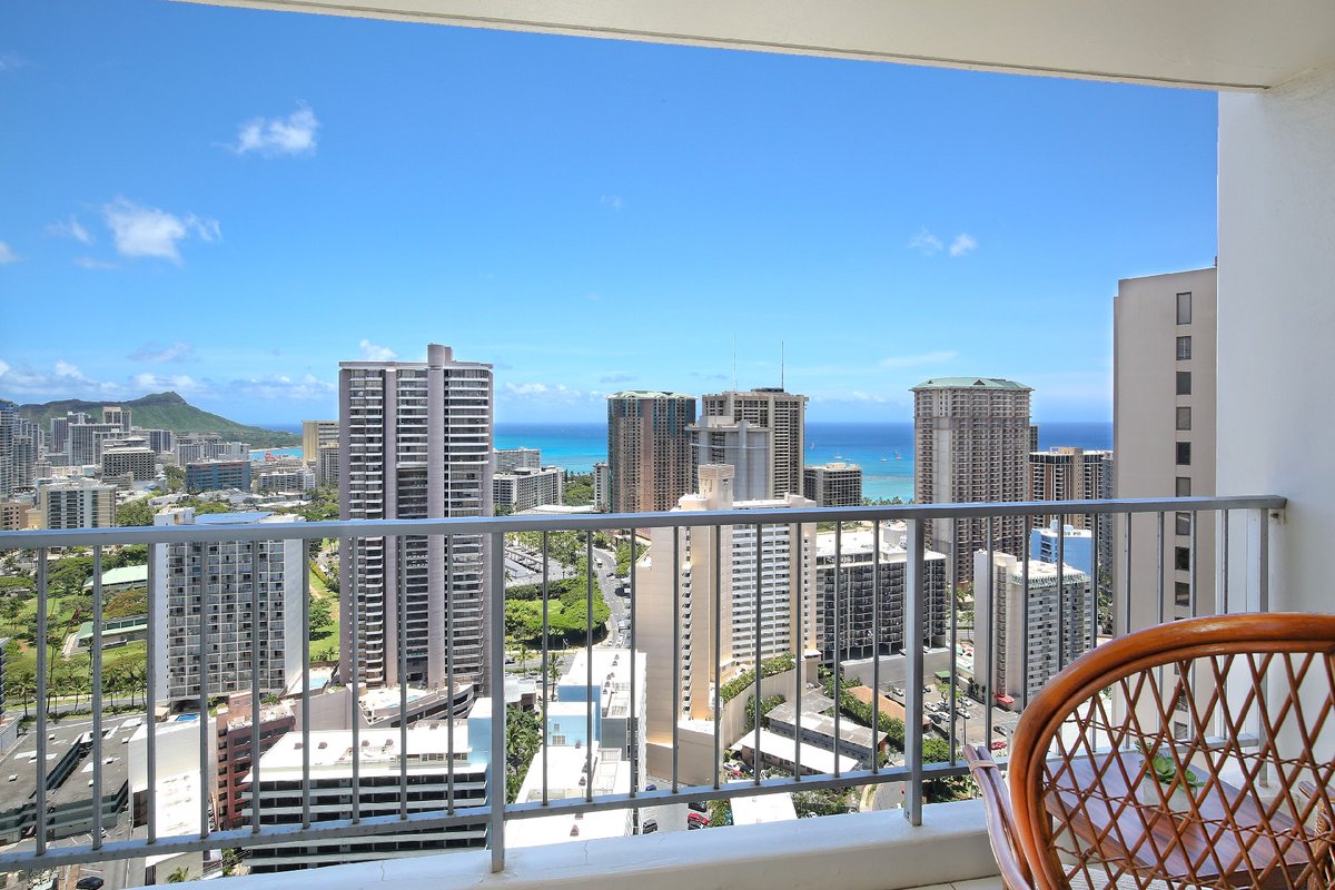 CarvillSIR's tweet photo. New Listing | 400 Hobron Ln., #3605, Honolulu 

1 bed | 1 bath | 681 sqft. | $625,000

Experience luxury living in this high-floor 1 bed, 1 bath condo with Diamond Head and ocean views. Contact Nancy Young-Vieira. Visit: https://t.co/itRBsTsq2I

#carvillsir #oahurealtor #waikiki https://t.co/oI7s0jNFuU