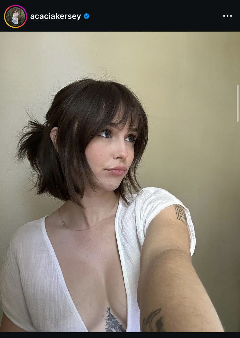 No way in hell she thinks her boob job looks good??? You can literally see the entire outline of the implants😬
They look so tight and painful ahhhhh