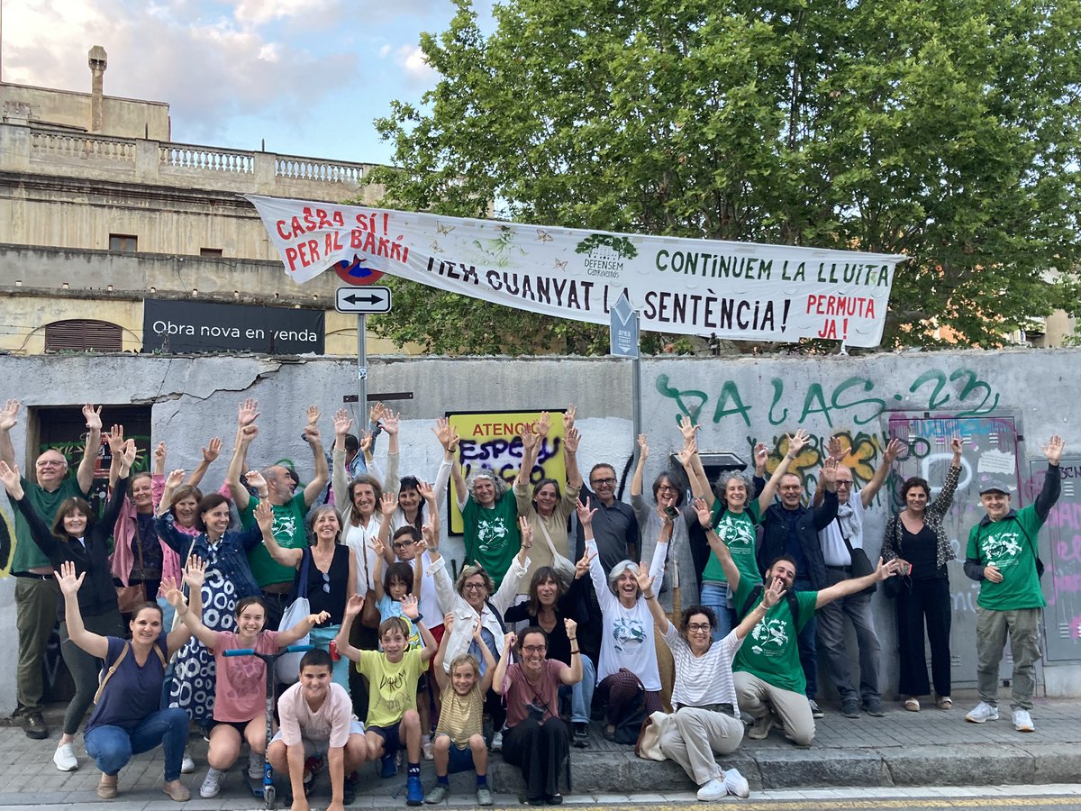 Les victòries s’han de celebrar. Avui guanya el barri, el patrimoni ambiental, històric i arquitectònic de Sarrià i de la ciutat. Mil gràcies a tots els veïns i veïnes que avui us heu acostat a celebrar-ho. Ara sí, casa i jardí seran per al barri. #DefensemCanRaventós 🏡✊🏽