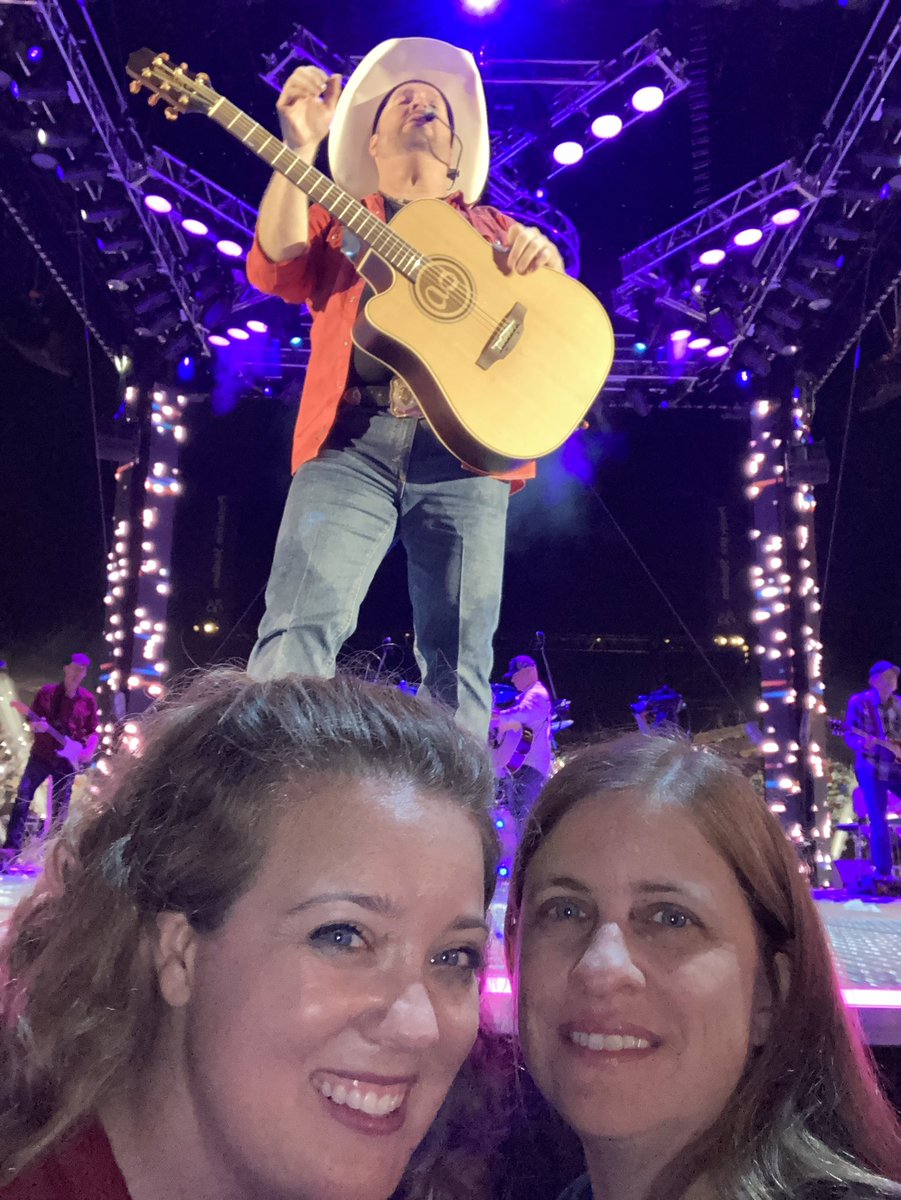 ctf20's tweet photo. @garthbrooks @trishayearwood
Happy 2nd anniversary to my birthday show!!! It was just the GREATEST. Never to be topped.
😍🥰 🎉🥳
Garth leading a Roll Tide Roll chant ✔️
Shallow front row center ✔️
First row selfie ✔️
Confetti canon high five? ✔️
Guitar ✔️
#thanksforever https://t.co/bCWFl6kPmM