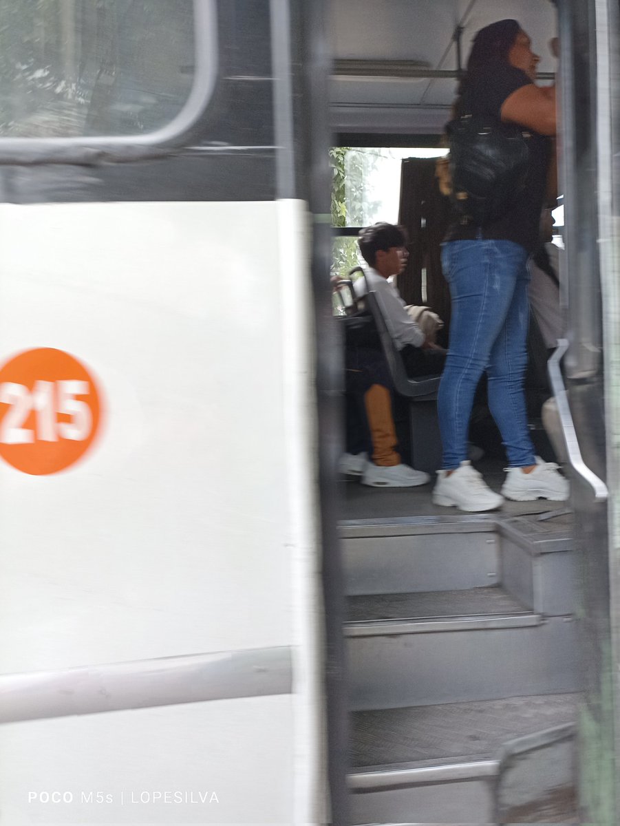 AdrianLopesilva's tweet photo. Está es la policía y la seguridad vial que nos deja @TonyRodriguezMX , no hay ley en el municipio, no hay seguridad vial, así con peligro vivimos todos los días @SEMOV_Edomex @DanielSibaja_ anexo fotos del microbus que tiro a la señora.
Camaradas ciclistas y peatones RT por favor https://t.co/B2URt9wVQ8