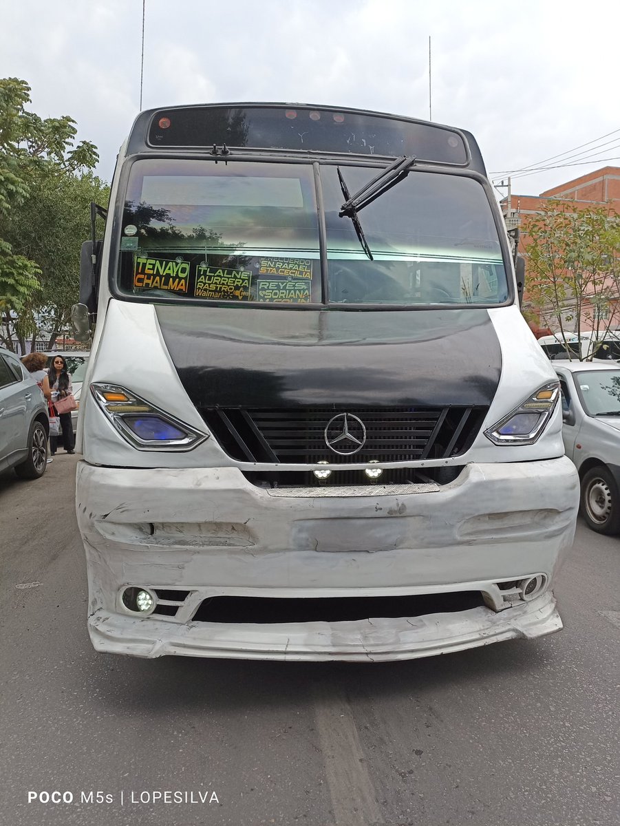 AdrianLopesilva's tweet photo. Está es la policía y la seguridad vial que nos deja @TonyRodriguezMX , no hay ley en el municipio, no hay seguridad vial, así con peligro vivimos todos los días @SEMOV_Edomex @DanielSibaja_ anexo fotos del microbus que tiro a la señora.
Camaradas ciclistas y peatones RT por favor https://t.co/B2URt9wVQ8