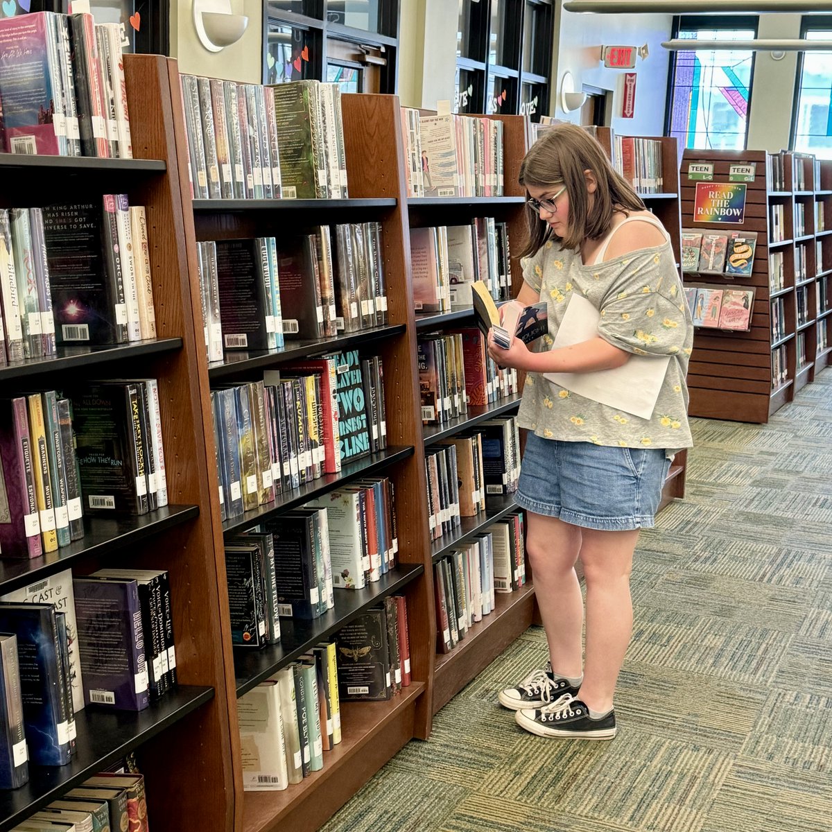 SaratogaLibrary's tweet photo. We always look forward to Saratoga Springs High School's Senior Giveback Day and are so grateful to the graduating seniors for volunteering with us today. We wish you all the very best that life has to offer! Don't forget to come back and visit us! #SSPL #Saratoga #SSHS #SSCSD 🎓 https://t.co/vR813TDpst