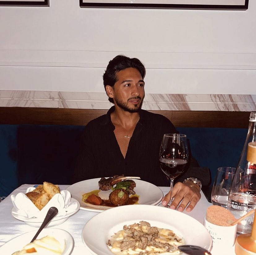 blueberrykushx0's tweet photo. The girls gawking over Joey Essex and Ronnie when this man is right there is honestly crazy to me #LoveIsland https://t.co/13OpU5t4WM