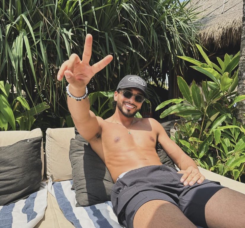 blueberrykushx0's tweet photo. The girls gawking over Joey Essex and Ronnie when this man is right there is honestly crazy to me #LoveIsland https://t.co/13OpU5t4WM