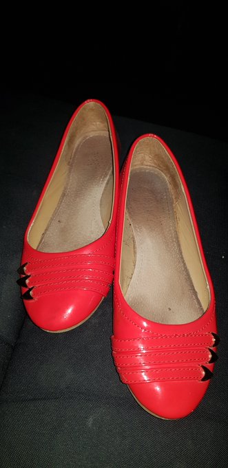 Do u like my smelly flats? https://t.co/6M1JcGiyHl<a href="/tag/flatshoes"class="tags"><span>#flatshoes</span></a><a href="/tag/wornshoes"class="tags"><span>#wornshoes</span></a>