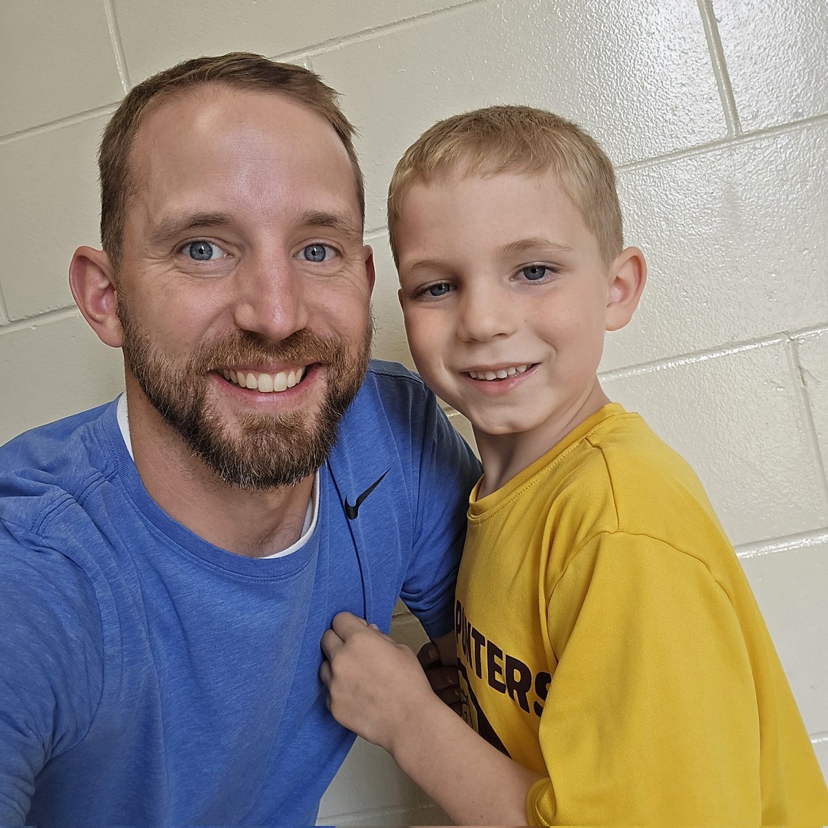 CoachPreusse's tweet photo. Last day at @RH_Elementary after 8 great years- had to pull out the parachute for the last lesson of course! On to @MenomonieMiddle next year! https://t.co/nYrBaU71ZK