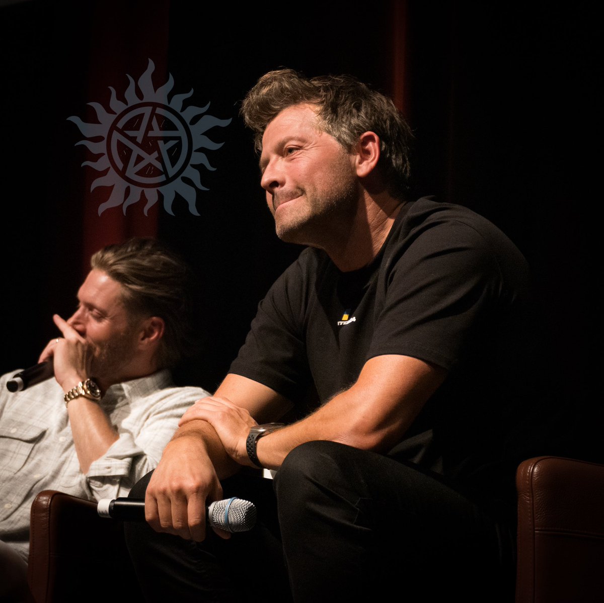 Suou88's tweet photo. Alright now, Sir. I demand to know who gave you the right to be so freaking cute on one second and smoking hot in the next! 🥹🥰🫶💙🪽🥵
#PurCon8 #MishaCollins #SPNFamily #AngelMuffin #CutestYetHottestAngelInTheGarrison https://t.co/9YZDNchX9Y