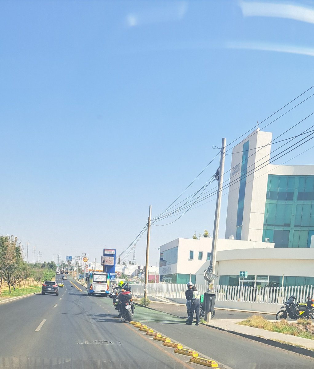 villab0609's tweet photo. Aplausos 👏🏼 👏🏼 para @SSPMQueretaro que estuvo el día de hoy infraccionando a los motociclistas y cochistas que usan el carril exclusivo para la bicicleta! Ojalá su presencia sea frecuente y más en horas pico: 06-08 y 18-20 hrs @LuisBNava @qromunicipio https://t.co/WZVDogP1CF