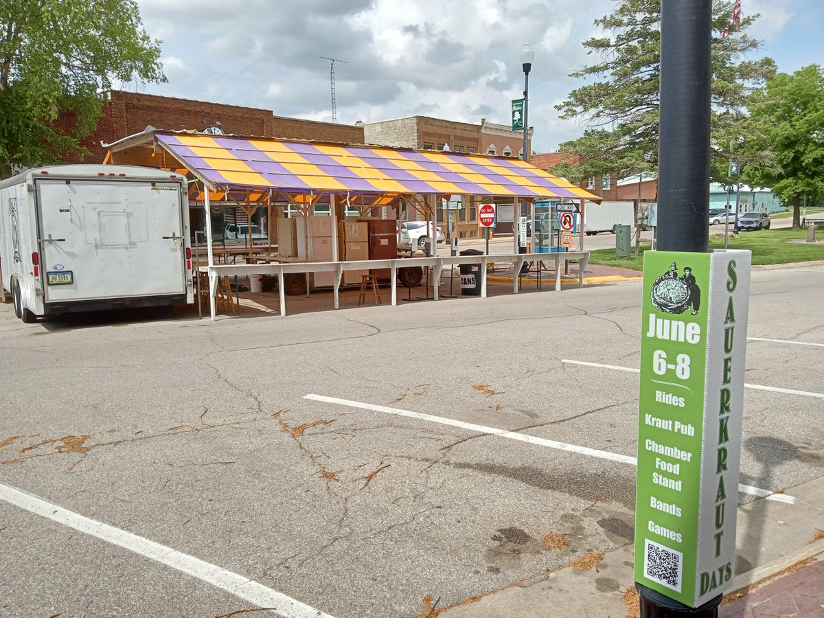 OhmsLaw78's tweet photo. Went for an afternoon uptown walk 1.44 miles. It was hot out. 80F with a light breeze. #Walking #Iowa #IowaLife #AroundIowa https://t.co/LKMrT2hFWk