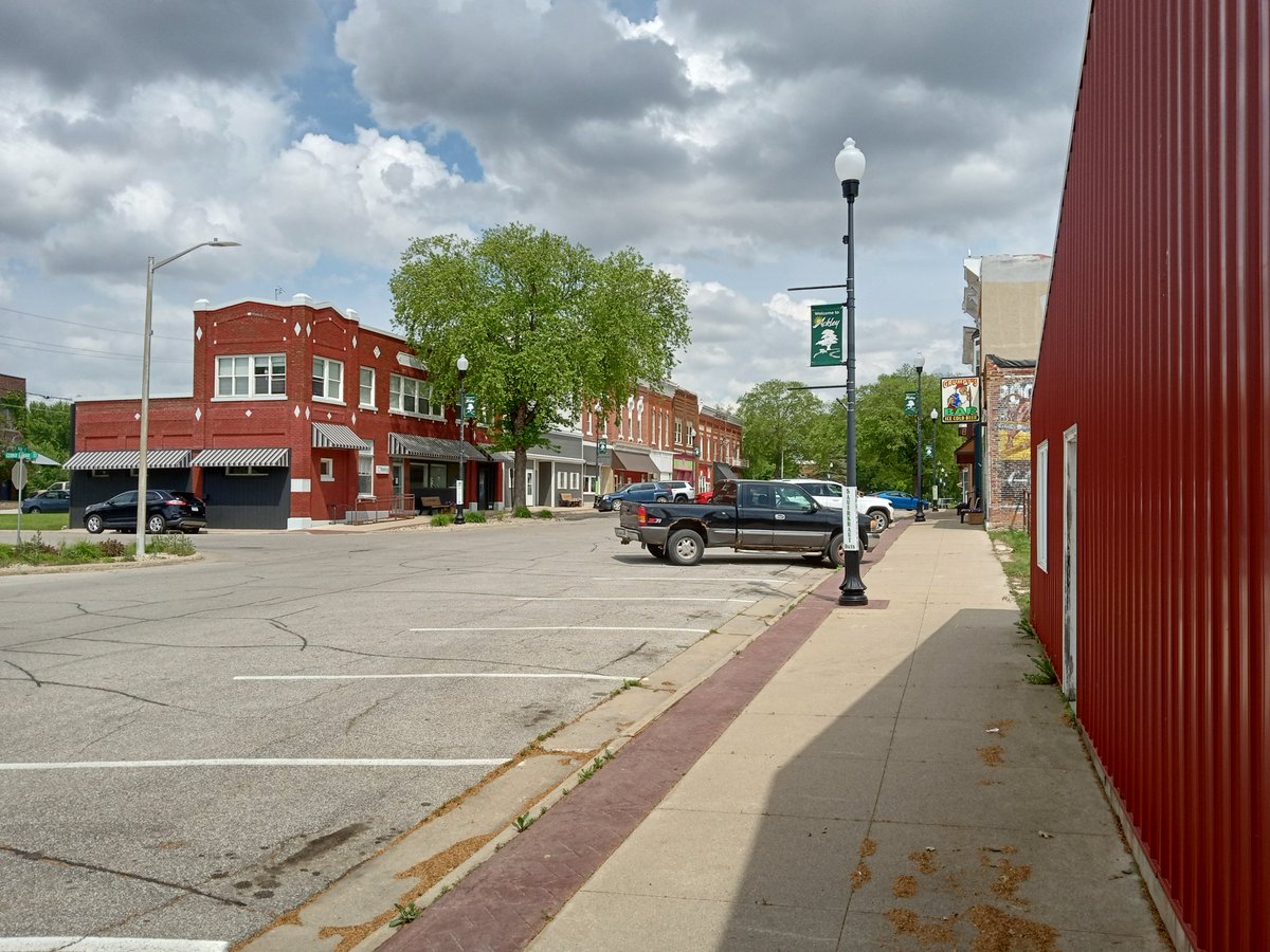 OhmsLaw78's tweet photo. Went for an afternoon uptown walk 1.44 miles. It was hot out. 80F with a light breeze. #Walking #Iowa #IowaLife #AroundIowa https://t.co/LKMrT2hFWk