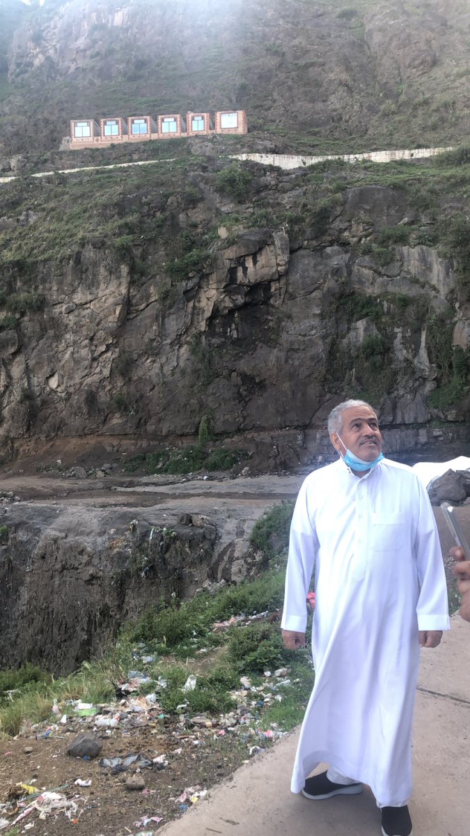 Abeer_only's tweet photo. وبعد غياب أربعون عامًا أبت صنعاء أن يرحل دون أن يودعها .. و يُجبر على دخول صنعاء عائدًا من القاهرة إلى الرياض ، وكان حينها قد منعت السلطات السعودية الرحلات المباشرة من مصر بسبب تفشي كورونا .. وما أجملها من صدفة وأعمقها من مشاعر حملناها في هذه الرحلة.. رأيت والدي بذاكرة طفل صغير❤️‍🔥 https://t.co/hhFy26crC7