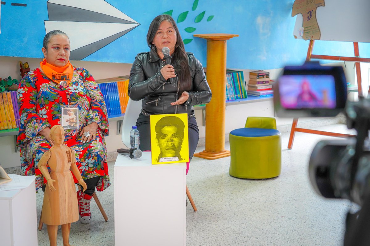 “Hablar de desaparición es un asunto de empatía”, dijo una docente en la jornada #laeducaciónabrazalabúsqueda. Lo hizo en la charla ¿Cómo hablar de desaparición en la escuela? Y como la búsqueda no para, dejamos el video aquí acortar.link/xSwntv 
<a href="/Mineducacion/">MinEducación</a> <a href="/UBPDcolombia/">Unidad de Búsqueda de Personas Desaparecidas</a>