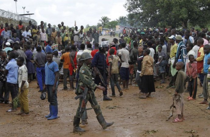 VolcansLes's tweet photo. Lubero : Trois civils blessés et une maison endommagée, c'est le bilan de l'explosion d'une bombe larguée par les rebelles du #M23 la journée de ce mardi 4 juin 2024 à #Bulotwa, une localité du groupement #Itala dans la chefferie de #Batangi au sud du territoire de #Lubero (@NordKivu6)
Selon le président de la société civile du groupement #Mutanda en chefferie de #Bwito dans le  territoire de #Rutshuru qui est actuellement également déplacé dans cette partie, la bombe est tombée en début d'après midi dans cette partie située à la limite avec la commune de #Kanyabayonga.

https://t.co/EjhfV6gU2D