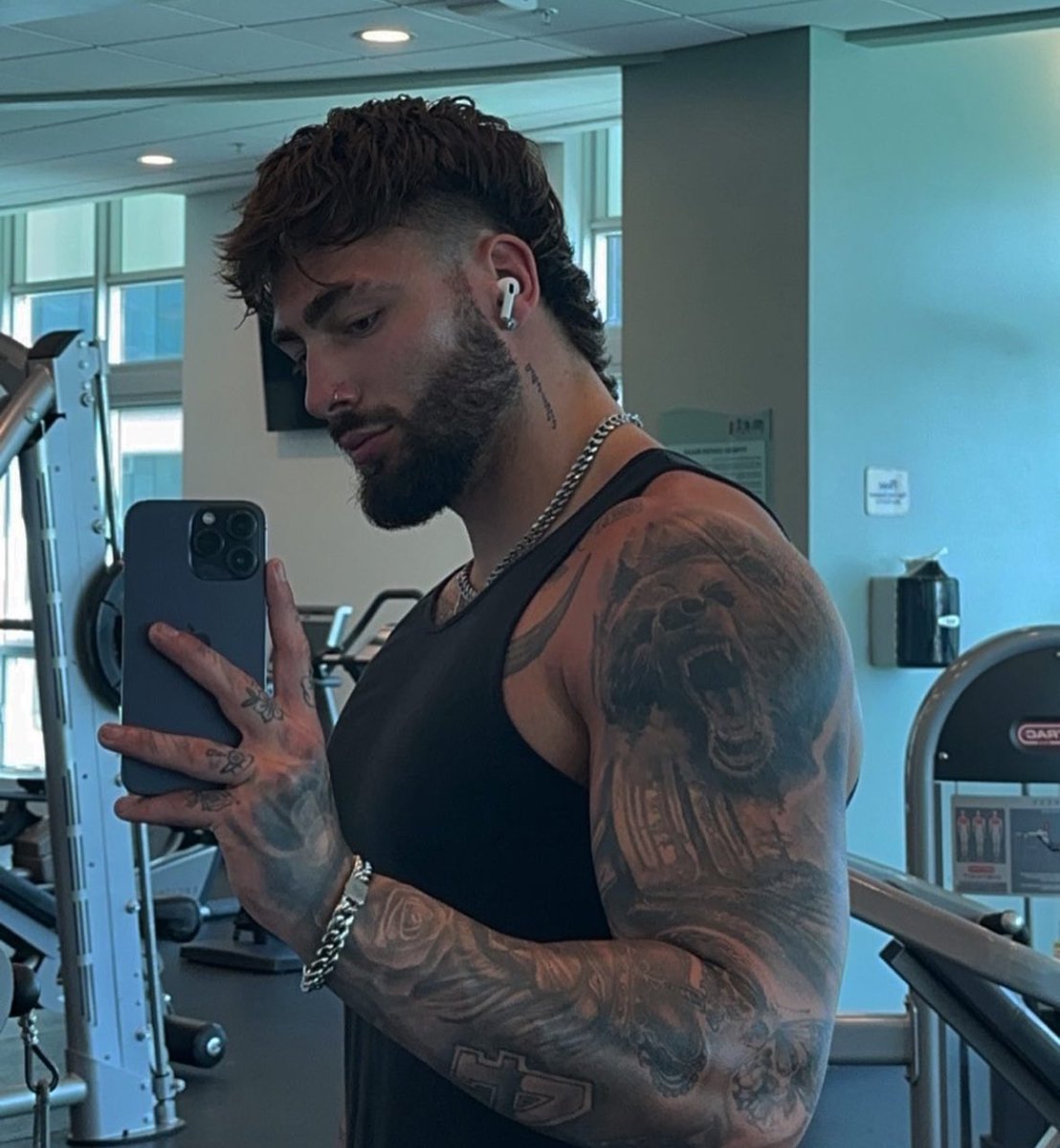 blissflwrsx's tweet photo. Convinced the girls hate eachother coz why are they fighting over fuckin ronnie when THESE FINE MEN EXIST #loveisland https://t.co/NIHDNdGqVh