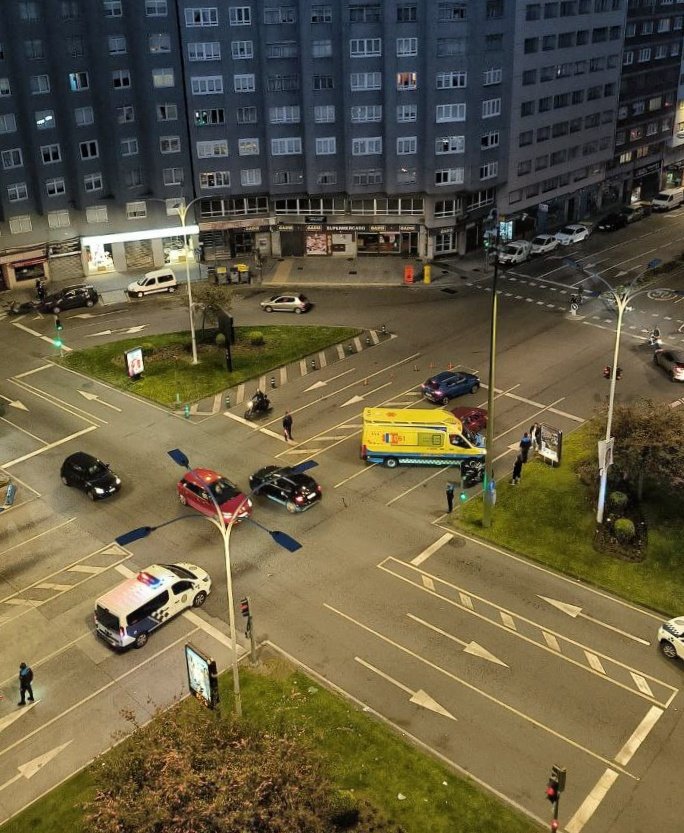 #Coruña - Accidente en la Ronda de Outeiro con Avenida de Fisterra. Un motorista 🛵 implicado. Ya está en el lugar la ambulancia @RtsuCoruna 🚑 y la @Policia_Coruna 🚓