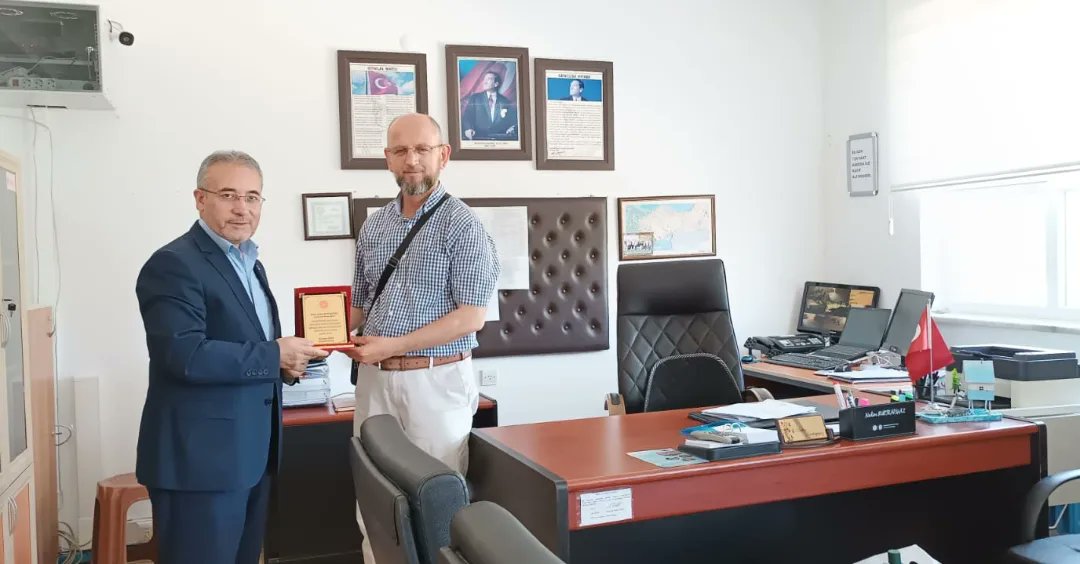 Bozüyük Müftümüz Muammer Ölmez İçköy ilkokul Müdürü Nedim Kurtkapmaz'a okul bünyesinde 4-6 Yaş Kuran Kursu açılmasında göstermiş olduğu katkılardan ve sunduğü imkanlardan dolayı teşekkür ederek plaket takdim etti.