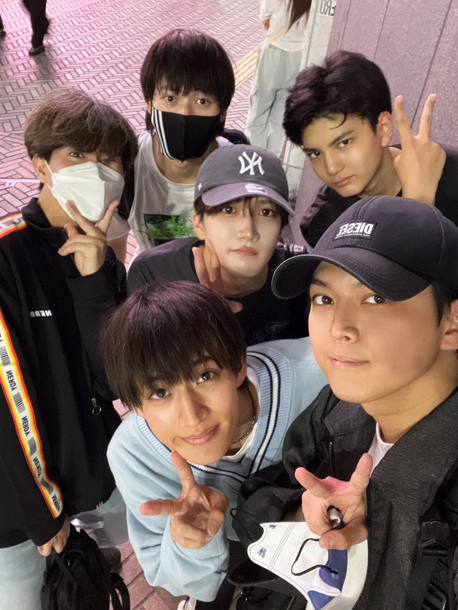 FOR_ACE_2023's tweet photo. みんなおはよう！
今日は僕たちフォーエース
初のワンマンライブです㊗️✨

みんなのおかげでチケットは完売です。
後はみんなに俺らのパワーを届けるだけ。
1時間全力のパフォーマンス
楽しみにしてて下さい！！✨

#フォーエース https://t.co/y2gJ0I79zr