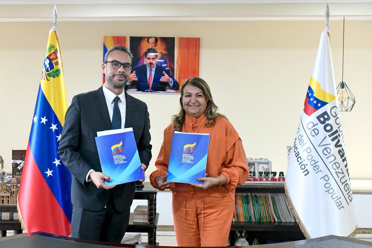 Hemos firmado un convenio entre el @MPPEDUCACION y la Corporación Digitel C.A. para la ampliación de la red de conectividad.
 
Esta será una colaboración conjunta que afianzará la relación entre ambas instituciones para mejorar las telecomunicaciones.

<a href="/NicolasMaduro/">Nicolás Maduro</a>