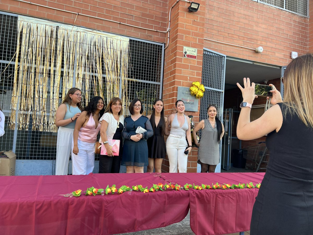 insillabanyols (@insillabanyols) on Twitter photo 🎓Avui hem celebrat l'acte de graduació <a href="/insillabanyols/">insillabanyols</a>, i també s’ha fet reconeixement dels Premis Emprèn insilla, Un acte pel record, organitzada pel grup CFGS HTF0, amb el suport Stanley B&D amb Sandra. Acaba una etapa formativa i n'enceteu una altra.
Molta sort! 🎓Avui hem celebrat l'acte de graduació <a href="/insillabanyols/">insillabanyols</a>, i també s’ha fet reconeixement dels Premis Emprèn insilla, Un acte pel record, organitzada pel grup CFGS HTF0, amb el suport Stanley B&D amb Sandra. Acaba una etapa formativa i n'enceteu una altra.
Molta sort!