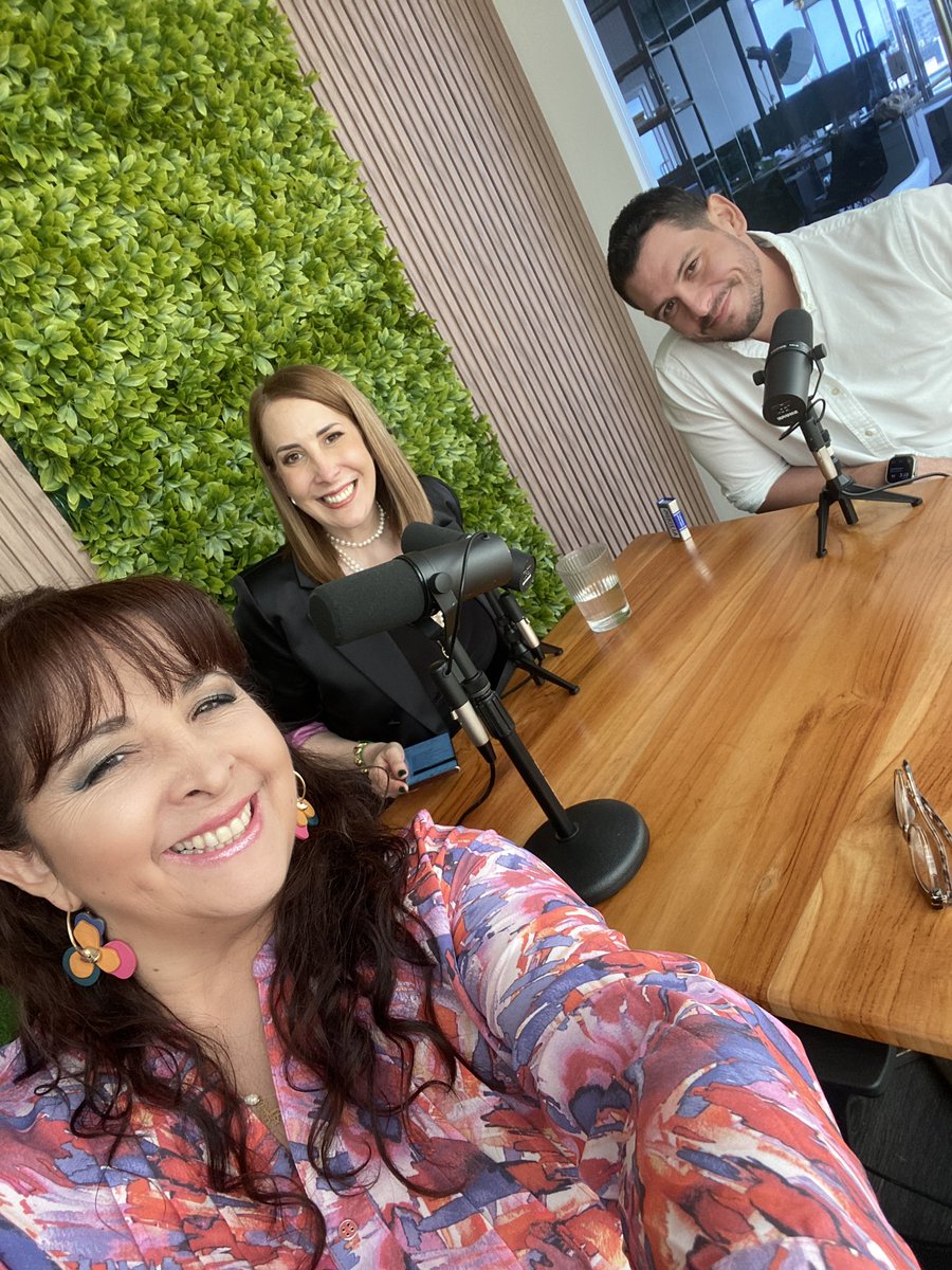 Yadyra's tweet image. Qué más cosas bonitas pueden pasar cuando conoces personas tan maravillosas detrás de cámaras? 
@MariGuizado @ElChotin 

Gracias.  Gracias. Gracias 🥰
Fue un placer conocerlos 
#panamaenpositivo @fundacionmaipty nominada!!!!!!🥳🥳🥳🤩🤩🤩🥰🥰🥰🥰🥰