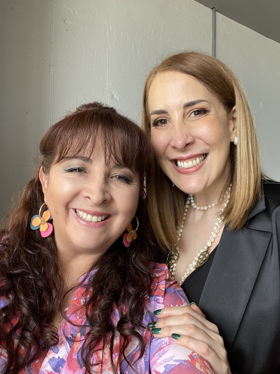 Yadyra's tweet image. Qué más cosas bonitas pueden pasar cuando conoces personas tan maravillosas detrás de cámaras? 
@MariGuizado @ElChotin 

Gracias.  Gracias. Gracias 🥰
Fue un placer conocerlos 
#panamaenpositivo @fundacionmaipty nominada!!!!!!🥳🥳🥳🤩🤩🤩🥰🥰🥰🥰🥰