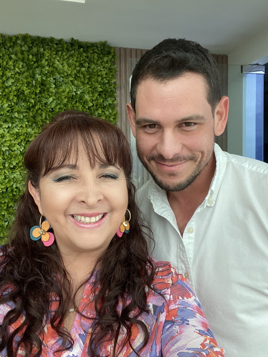 Yadyra's tweet image. Qué más cosas bonitas pueden pasar cuando conoces personas tan maravillosas detrás de cámaras? 
@MariGuizado @ElChotin 

Gracias.  Gracias. Gracias 🥰
Fue un placer conocerlos 
#panamaenpositivo @fundacionmaipty nominada!!!!!!🥳🥳🥳🤩🤩🤩🥰🥰🥰🥰🥰