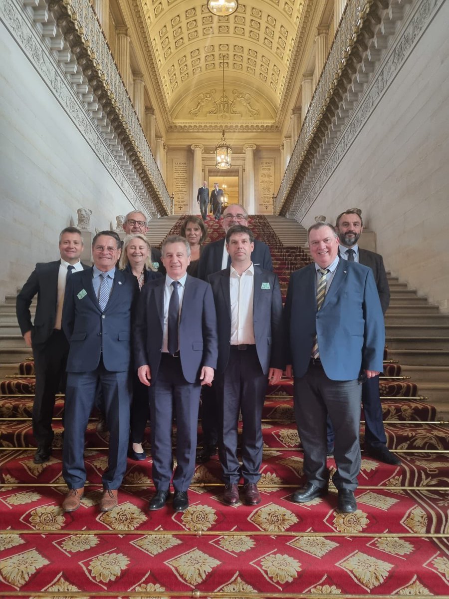 PKuchly57's tweet photo. A l’invitation du sénateur @DanielFargeot visite ce soir du @Senat avec les présidents et DG de @CPME95 @FFB95 @95_Mevo @Artisans95 et bien sûr @CCI_95 !
Merci à Adeline et Daniel pour ce bon moment. 

@CCI_Paris_IdF @ccifrance @valdoise https://t.co/W5CcEcX4zK