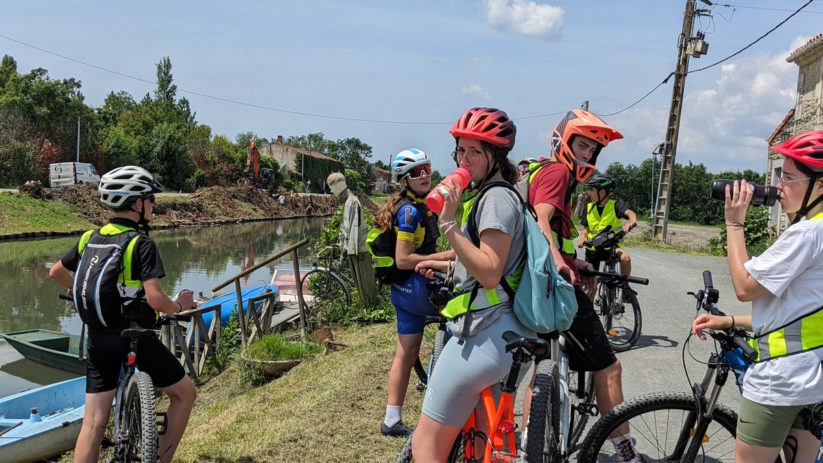 fredelavienne's tweet photo. J2 TAPV pour les élèves de l'AS du @BedelCollege .
100 kms au compteur 
4 départements parcourus  86,79,85 et 17 
Vélo, train et barque à chaîne...
Cohésion en vélo et sur le campement...vivre ensemble H24 !
@jcthevenot 
@unss86 
@CAChatellerault https://t.co/ulrmpBKzXJ