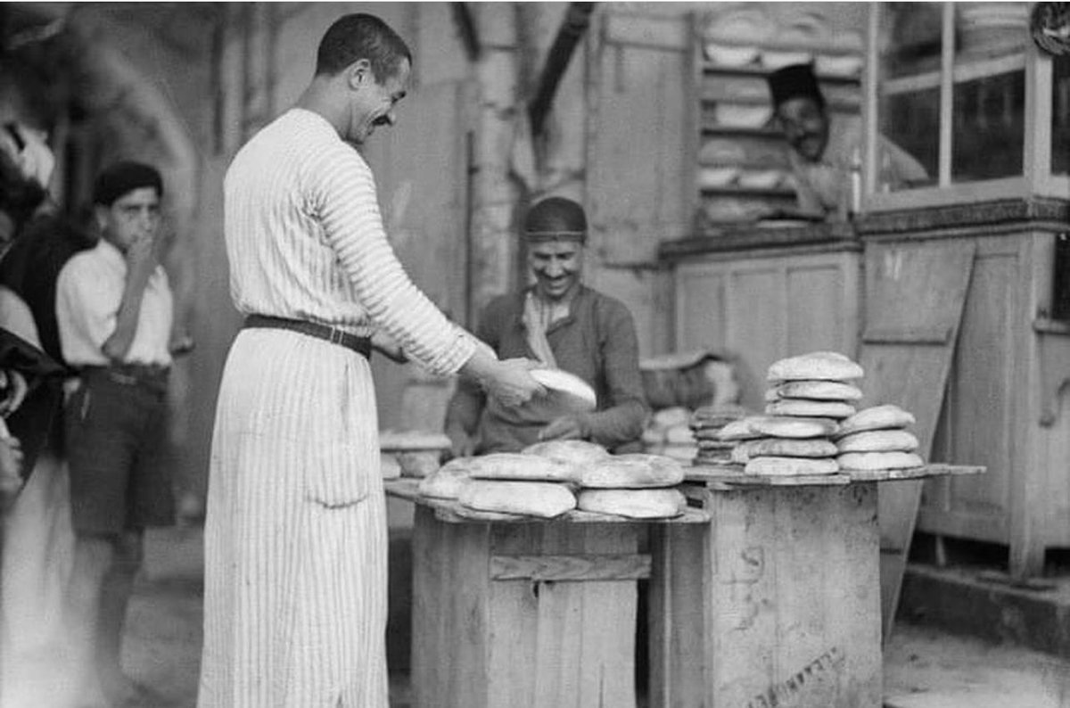 Photo historique du jour :
Boulanger palestinien à Akka, Palestine (Acre), 1920

#Palestine #Liberté #FreePalesrine #Gaza #Ceasefire #GazaStarving #CessezLeFeu