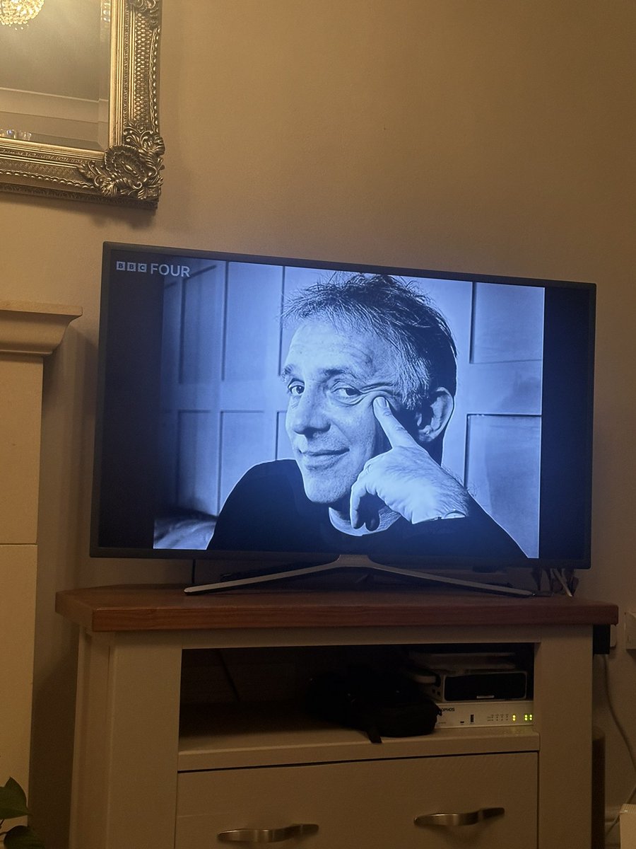 Just watched the Rik Mayall tribute again. He was such an amazing talent. Still sad he's not here anymore #rikmayall