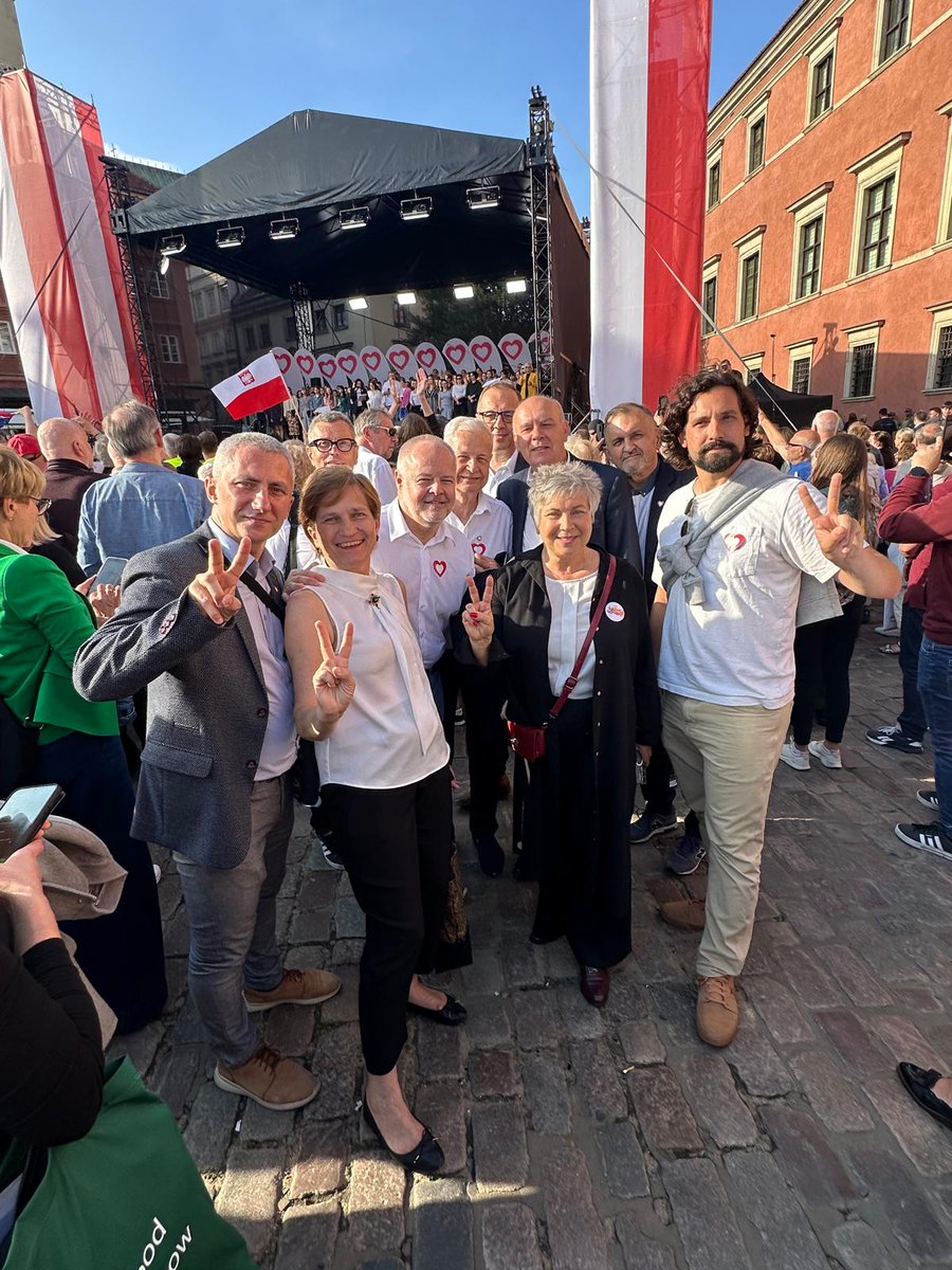 LSciebiorowski's tweet photo. #Wiec4czerwca to był ten moment na spotkanie ludzi, których łączą wspólne demokratyczne wartości, a także pokazanie jak ważny jest udział w wyborach do Parlamentu Europejskiego 9 czerwca.
#Wiec #KoalicjaObywatelska #PDT #Ściebiorowski https://t.co/6ghC90mmxh