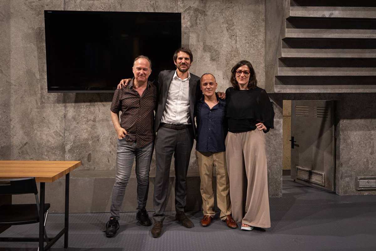Gran tarde de teatro en <a href="/teatroabadia/">Teatro de La Abadía</a> disfrutando de 'El Traje', de Juan Cavestany, y del magnífico trabajo de <a href="/javiergutialva/">Javier Gutiérrez</a> y <a href="/BermejoLuis/">Luis Bermejo</a> sobre el escenario. 

¡Muy recomendable!