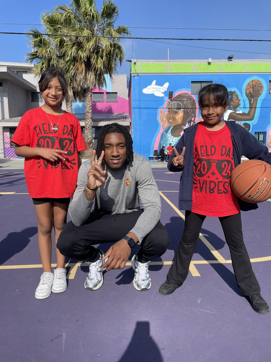 House of Victory (@houseof_victory) on Twitter photo Always smiling when we get to spend time with <a href="/BGCMLA/">Boys & Girls Clubs of Metro Los Angeles</a> 🤗🫶
<a href="/ElijahNewby5/">Eli Newby</a>, <a href="/XavierJordan011/">REAPER</a>, <a href="/JoquaviousMarks/">Woody marks</a> & <a href="/christianpierce/">CP6</a> making memories for the kiddos ✌️
#FightOn | #HouseofVictory #NIL Always smiling when we get to spend time with <a href="/BGCMLA/">Boys & Girls Clubs of Metro Los Angeles</a> 🤗🫶
<a href="/ElijahNewby5/">Eli Newby</a>, <a href="/XavierJordan011/">REAPER</a>, <a href="/JoquaviousMarks/">Woody marks</a> & <a href="/christianpierce/">CP6</a> making memories for the kiddos ✌️
#FightOn | #HouseofVictory #NIL