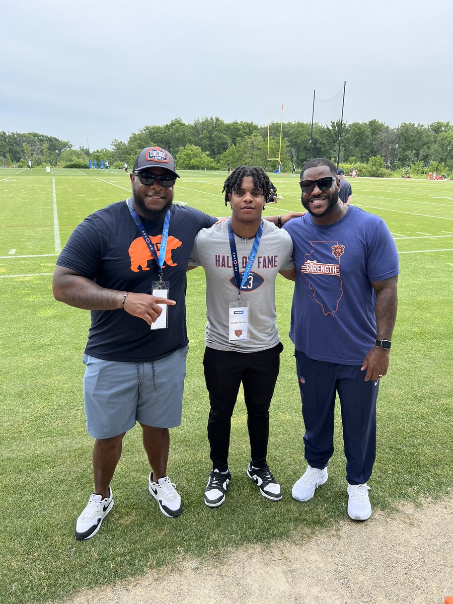 Jmack37's tweet image. Great Day @ChicagoBears Mini Camp!
Ran into my dawg @NathanVasher31 
#🐻⬇️ #Family #JD🙏🏾❤️