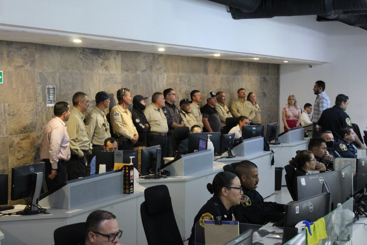 Personal de seguridad de la Universidad Autónoma de Chihuahua #UACH, visitó la Comandancia Norte para conocer el funcionamiento de la Plataforma Escudo Chihuahua Capital #PECUU.👮🏻‍♀️🎥
#TrabajoyResultados