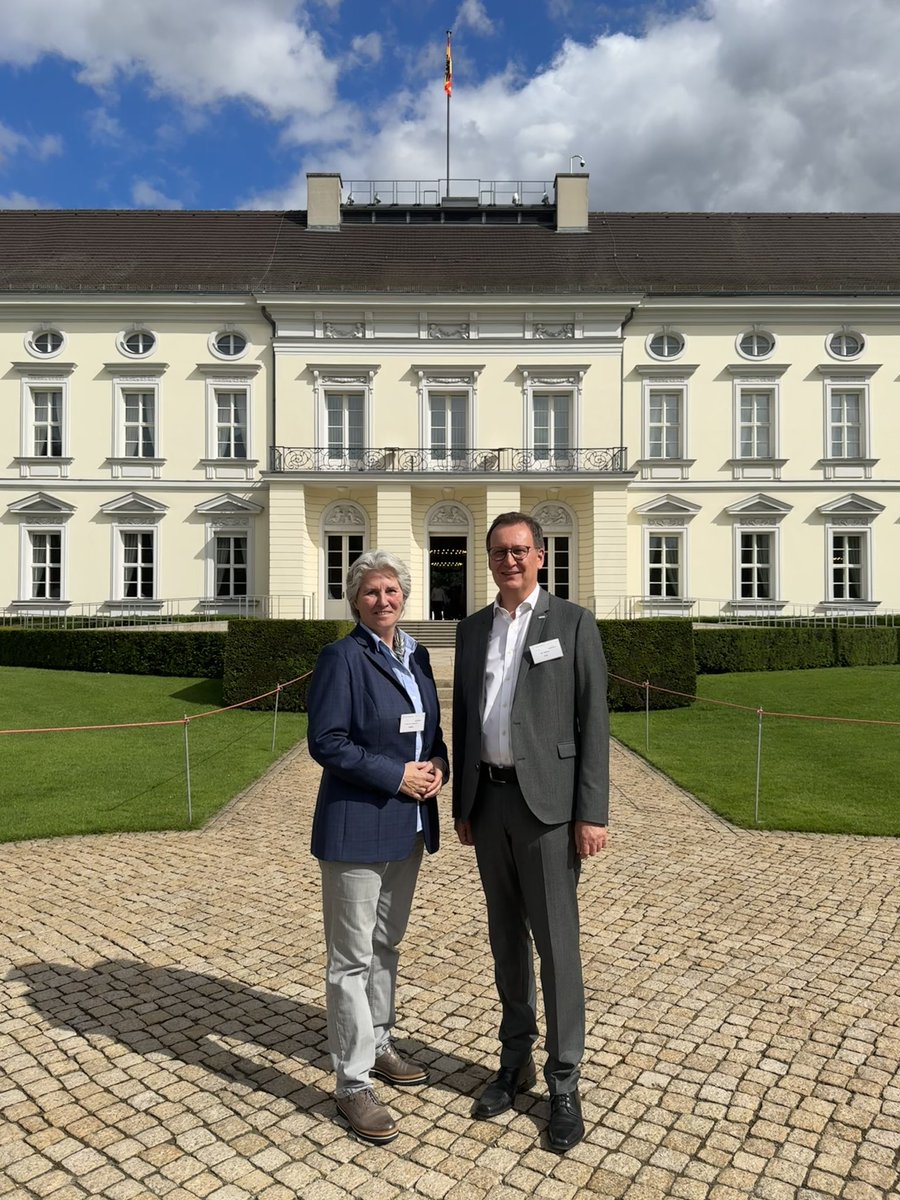 Die Schätze, der Natur entschlüsseln und in nachhaltige technische Innovation verwandeln – das zeigt BIOKON auf der #WochederUmwelt. 
Vorstandsvorsitzende Prof. Kesel und Geschäftsführer Dr. Erb freuen sich über inspirierende Gespräche im Park von  Schloss Bellevue. #Bionik